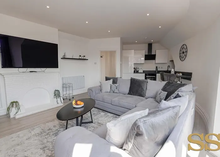 Pearl Penthouse - 1 Minute From 02 Academy - Free Parking - 5 Minutes From The Beach - Fast Wi-Fi - Smart Tv