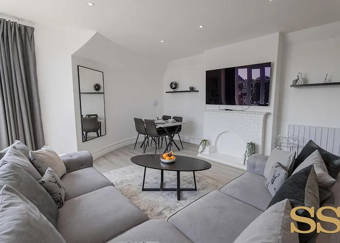 Pearl Penthouse - 1 Minute From 02 Academy - Free Parking - 5 Minutes From The Beach - Fast Wi-Fi - Smart Tv